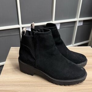 Universal Thread Target Black Lug Sole Suede Ankle Chelsea Boots